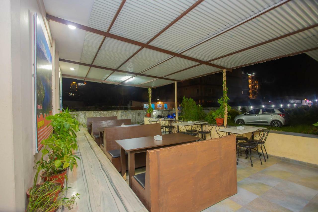Oyo 575 Api Suites Pokhara Eksteriør billede