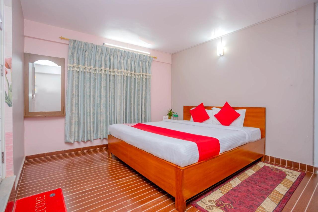 Oyo 575 Api Suites Pokhara Eksteriør billede